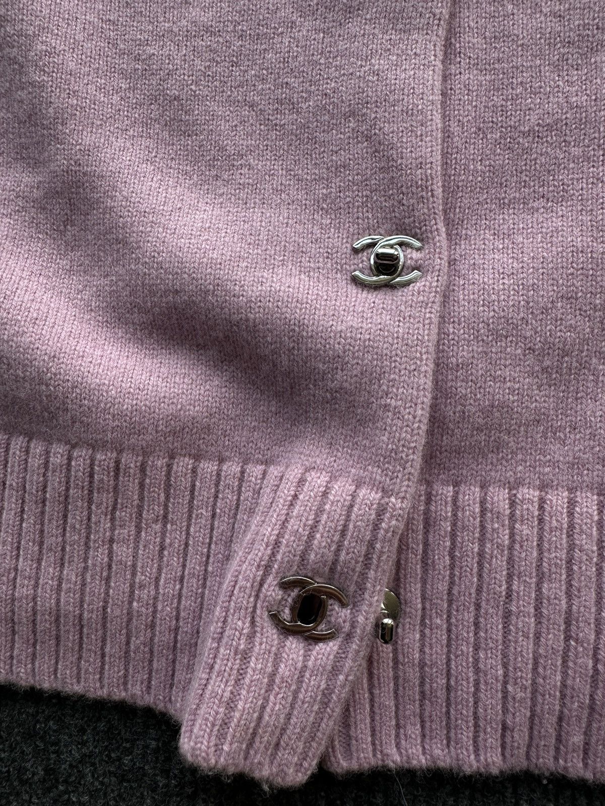 Chanel F/W 24 🚨 CASHMERE CHANEL 24B PINK CARDIGAN METAL LOGO BUTTON Size XS / US 0-2 / IT 36-38 - 7 Thumbnail