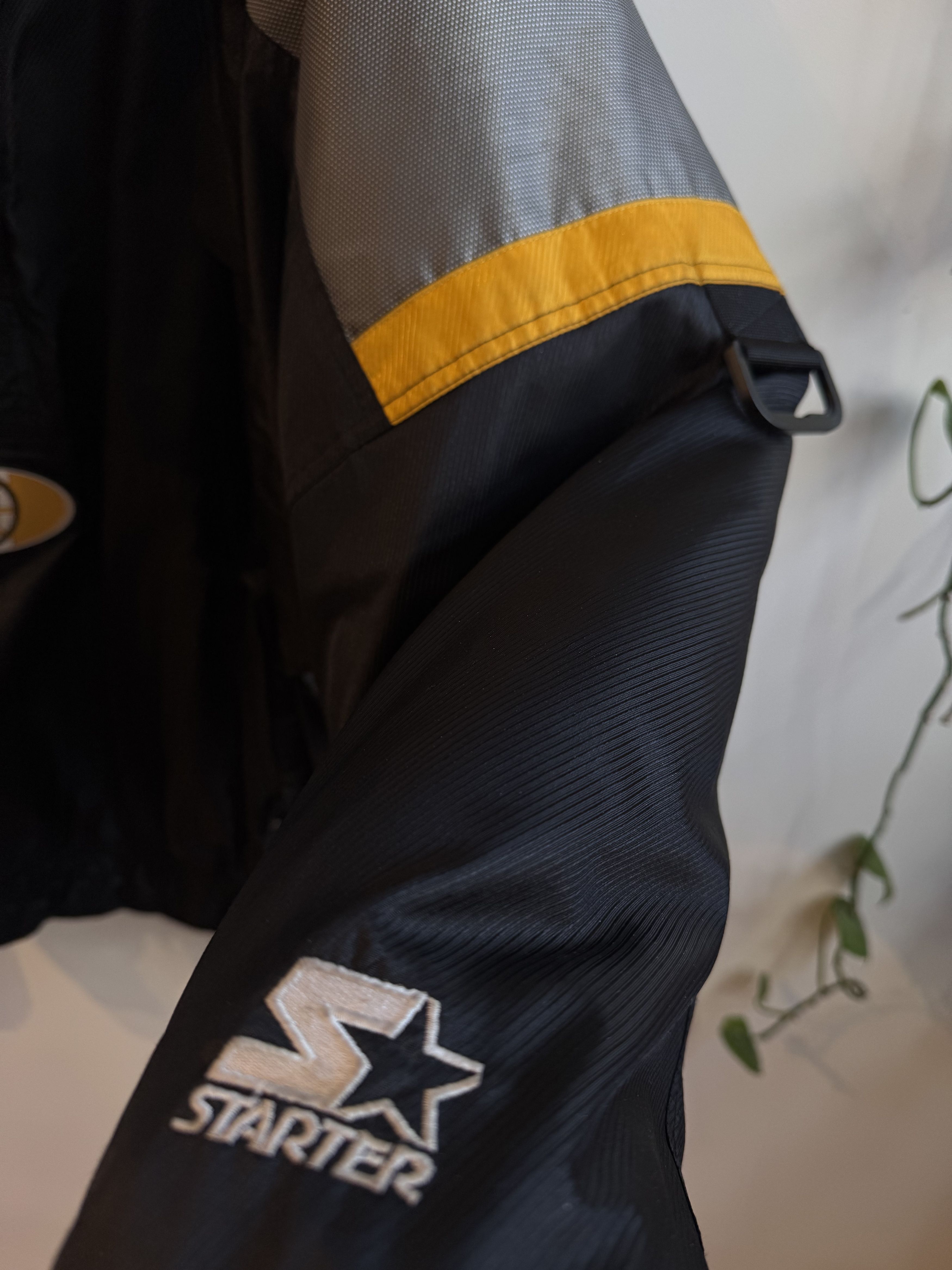 Starter 90s Boston Bruins Starter Puffer Pullover Jacket Size XL Size US XL / EU 56 / 4 - 6 Thumbnail