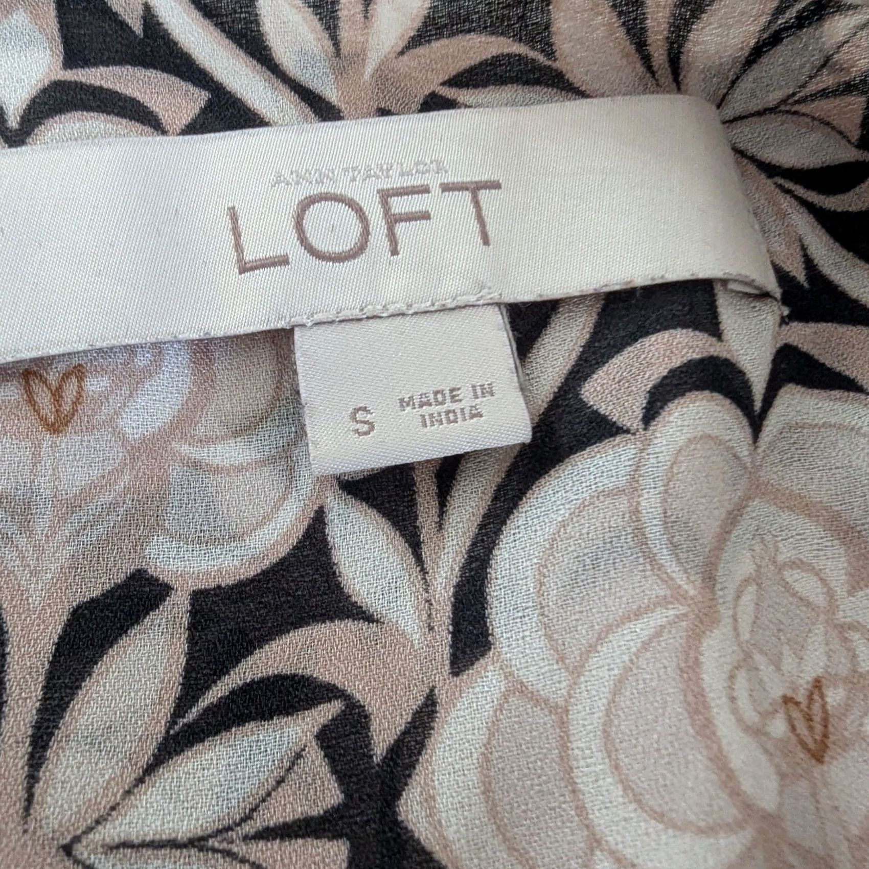 Loft LOFT Floral Print Blouse Long Sleeve Round Neck Beige Black Floral Women S Office Shirt Size S / US 4 / IT 40 - 5 Thumbnail