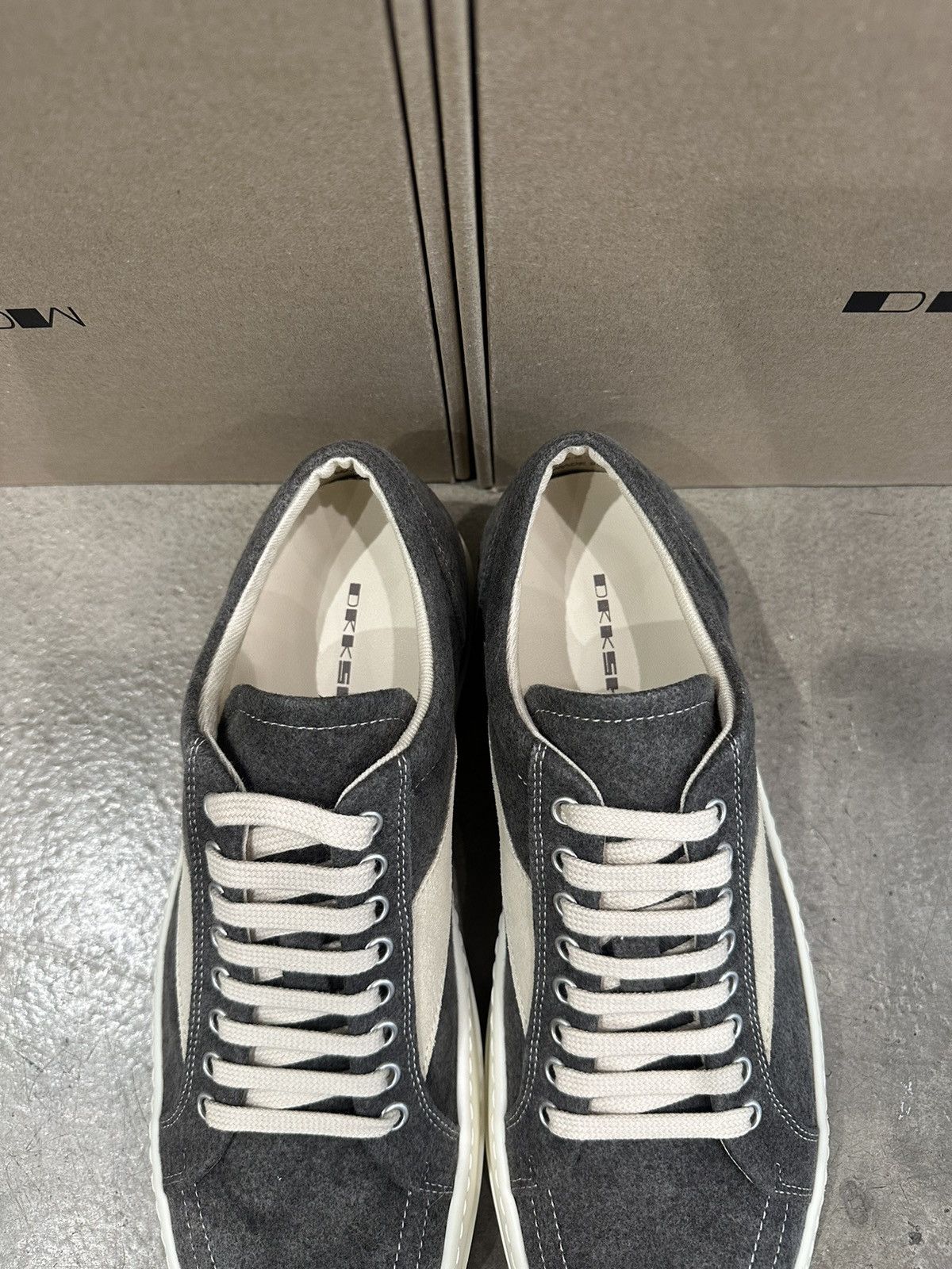 靴 DRKSHDW Vintage Sneakers Dust RICK OWENS DRKSHDW - DUST AND MILK VINTAGE SNEAKERS – LE