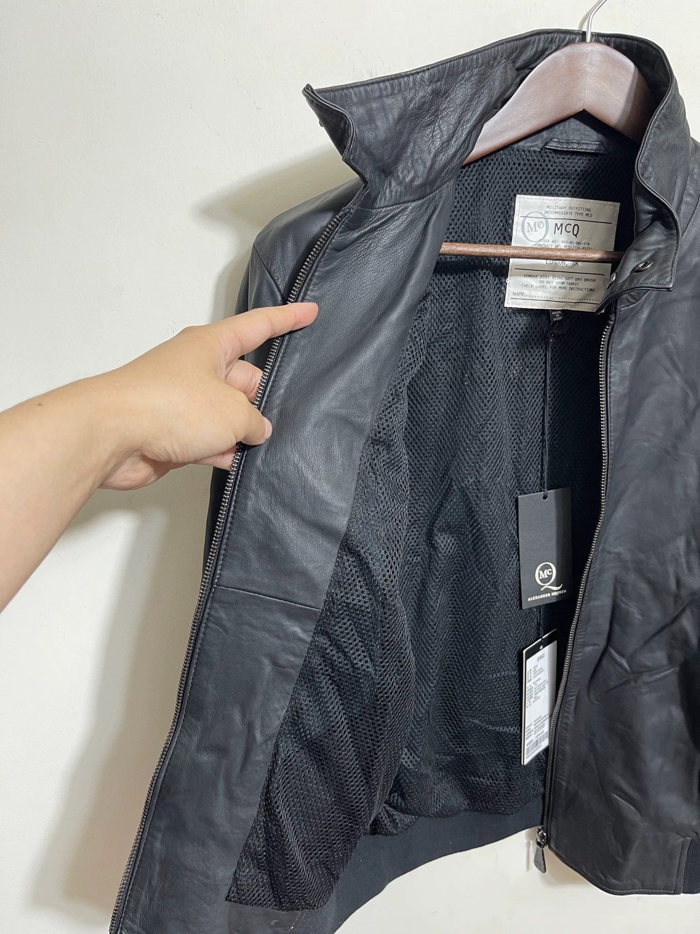 Alexander McQueen Black Leather Jacket with Zip Closure and Pockets Size US XXS / EU 40 - 6 Thumbnail