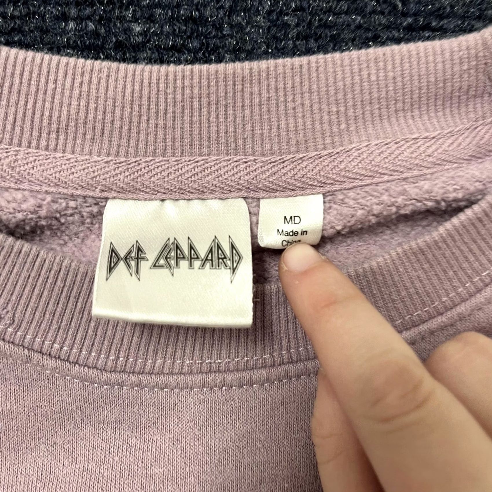Vintage Def Leppard Sweatshirt Mens Medium Purple Leopard Graphic Pullover Fleece Size US M / EU 48-50 / 2 - 3 Thumbnail