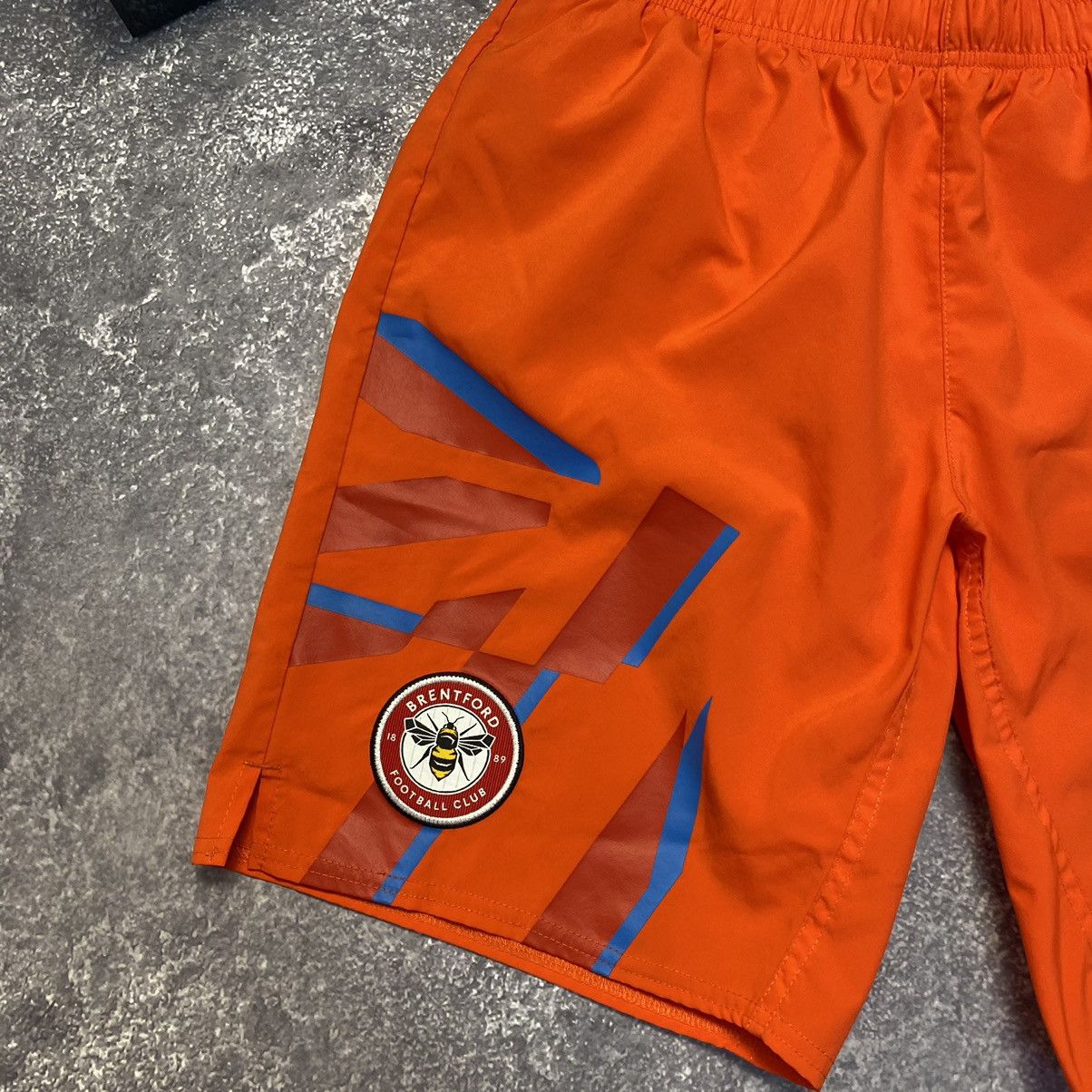 Umbro Men’s Umbro Brentford Big Logo Nylon soccer shorts Size US 32 / EU 48 - 3 Thumbnail