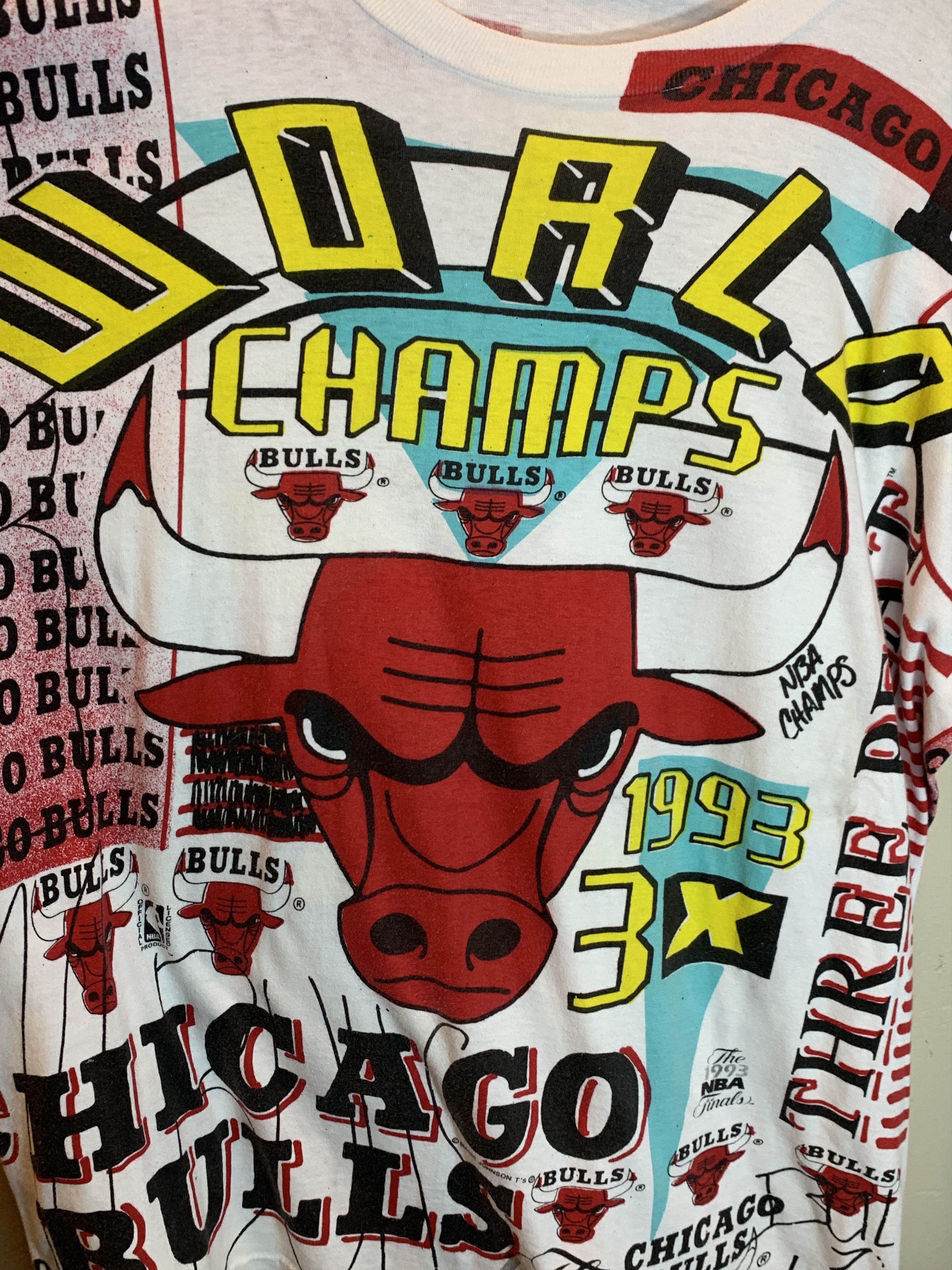 Vintage *RARE* Vintage 90s Chicago Bulls AOP NBA Magic Johnson Shirt Size US XL / EU 56 / 4 - 4 Thumbnail