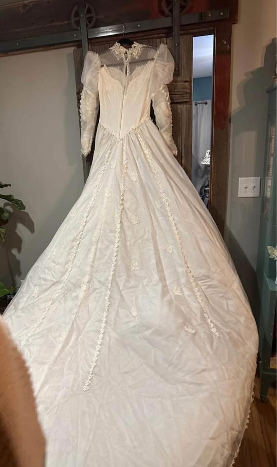 Unknown London Vintage White Long Sleeve Wedding Dress with Lace Details Size M / US 6-8 / IT 42-44 - 9 Thumbnail