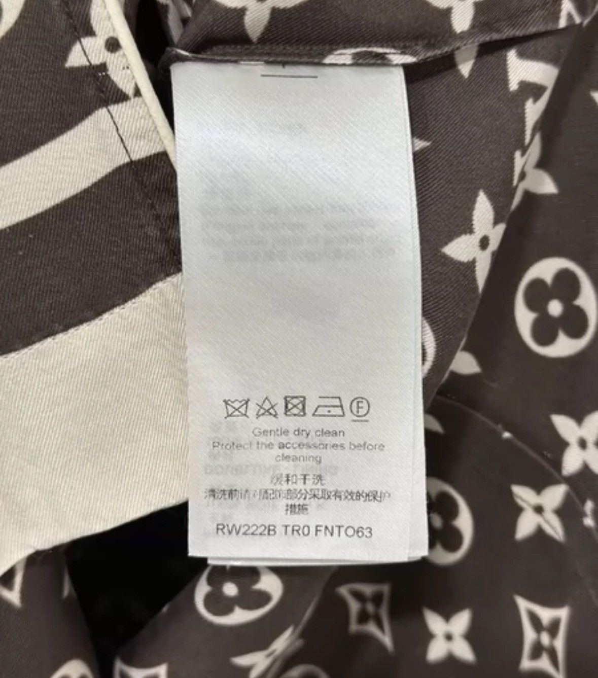 Louis Vuitton LOUIS VUITTON Silk printed shirt2412-Nextarrow Size US S / EU 44-46 / 1 - 7 Thumbnail