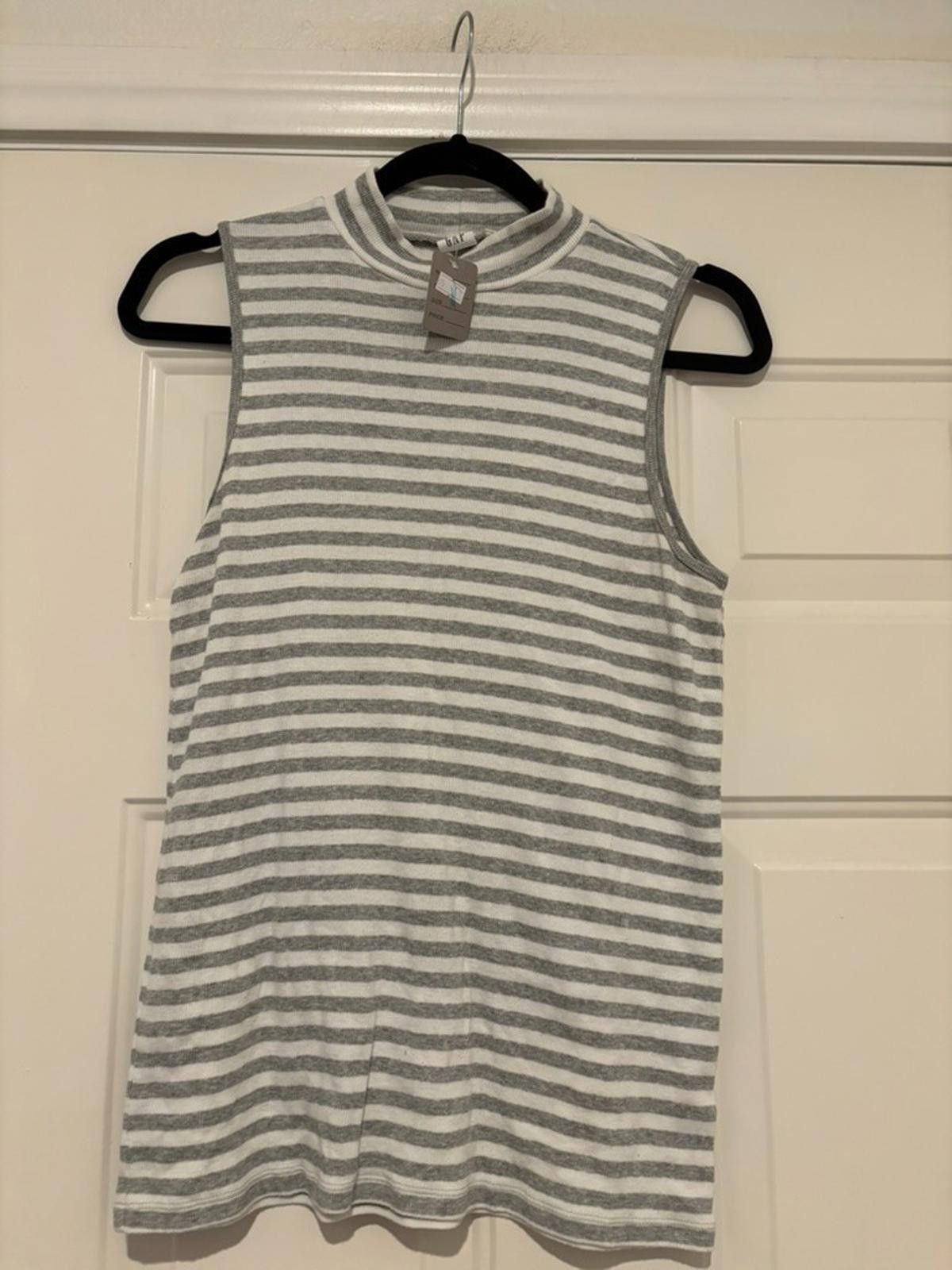 Gap Womans sz M GAP grey and white tank top #567 Size M / US 6-8 / IT 42-44 - 1 Thumbnail