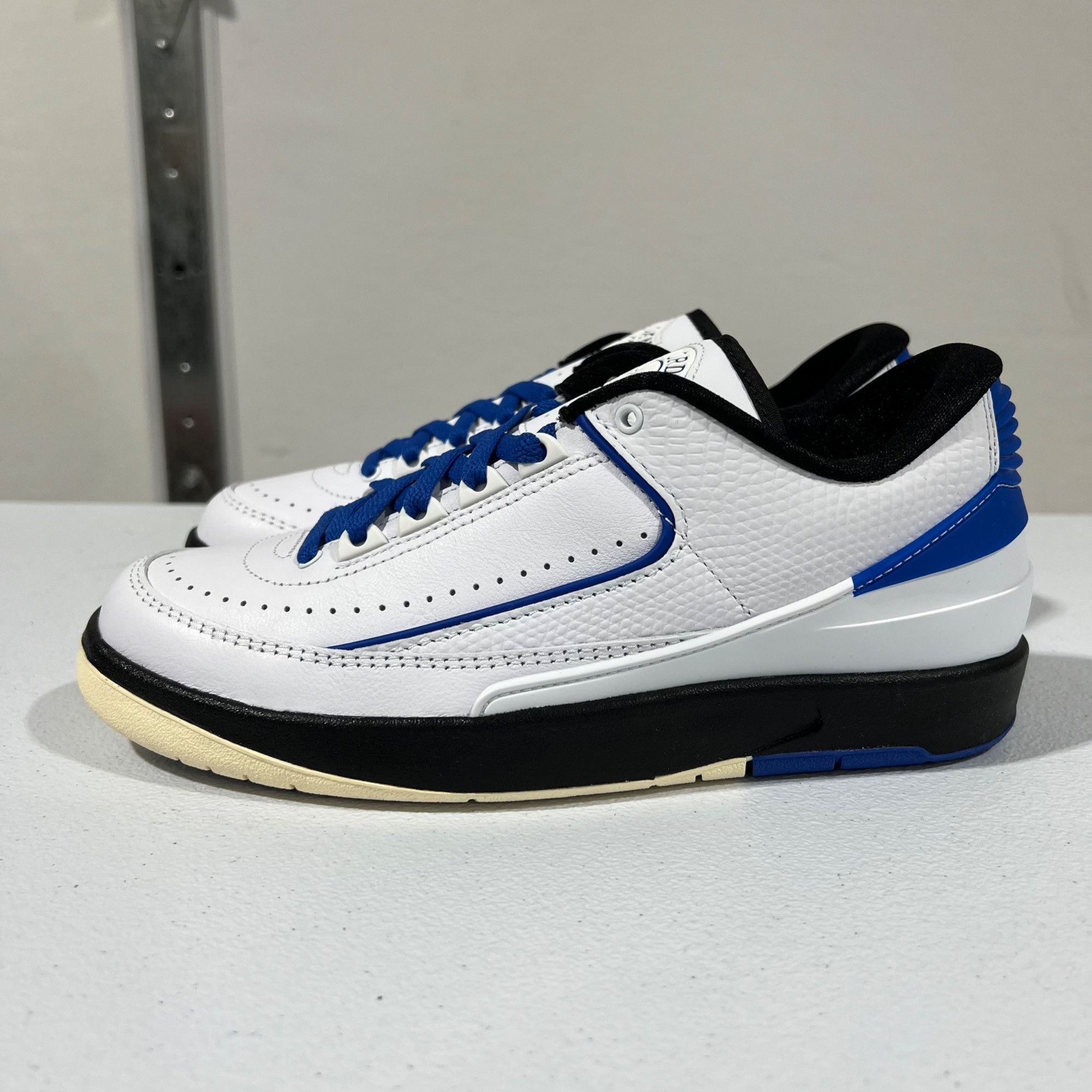 Jordan Brand NIB NIKE WOMENS AIR JORDAN 2 RETRO LOW VARSITY ROYAL SZ 6 Size US 6 / IT 36 - 6 Thumbnail