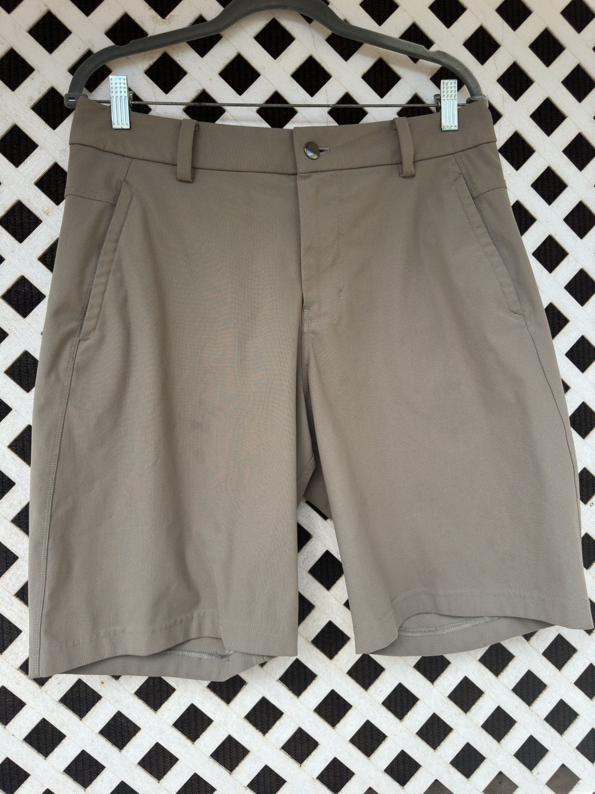 Lululemon PreOwned Lululemon Commission Men’s 34 Shorts Grey Chino Size US 34 / EU 50 - 1 Thumbnail