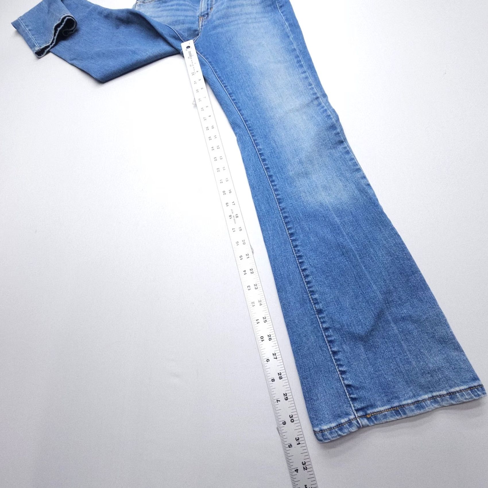 Levi's Levi's Jeans Bootcut Womens 4 Blue Stretch Denim 31" Inseam 28 Waist Logo Button 5-Pocket Design Modern Athletic? Size 27" / US 4 / IT 40 - 6 Thumbnail