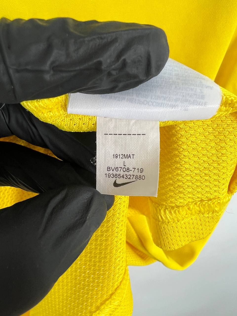 Nike BSC YOUNG BOYS 2020 SWISS CHAMPIONS SHIRT NIKE Sz L Size US L / EU 52-54 / 3 - 4 Thumbnail