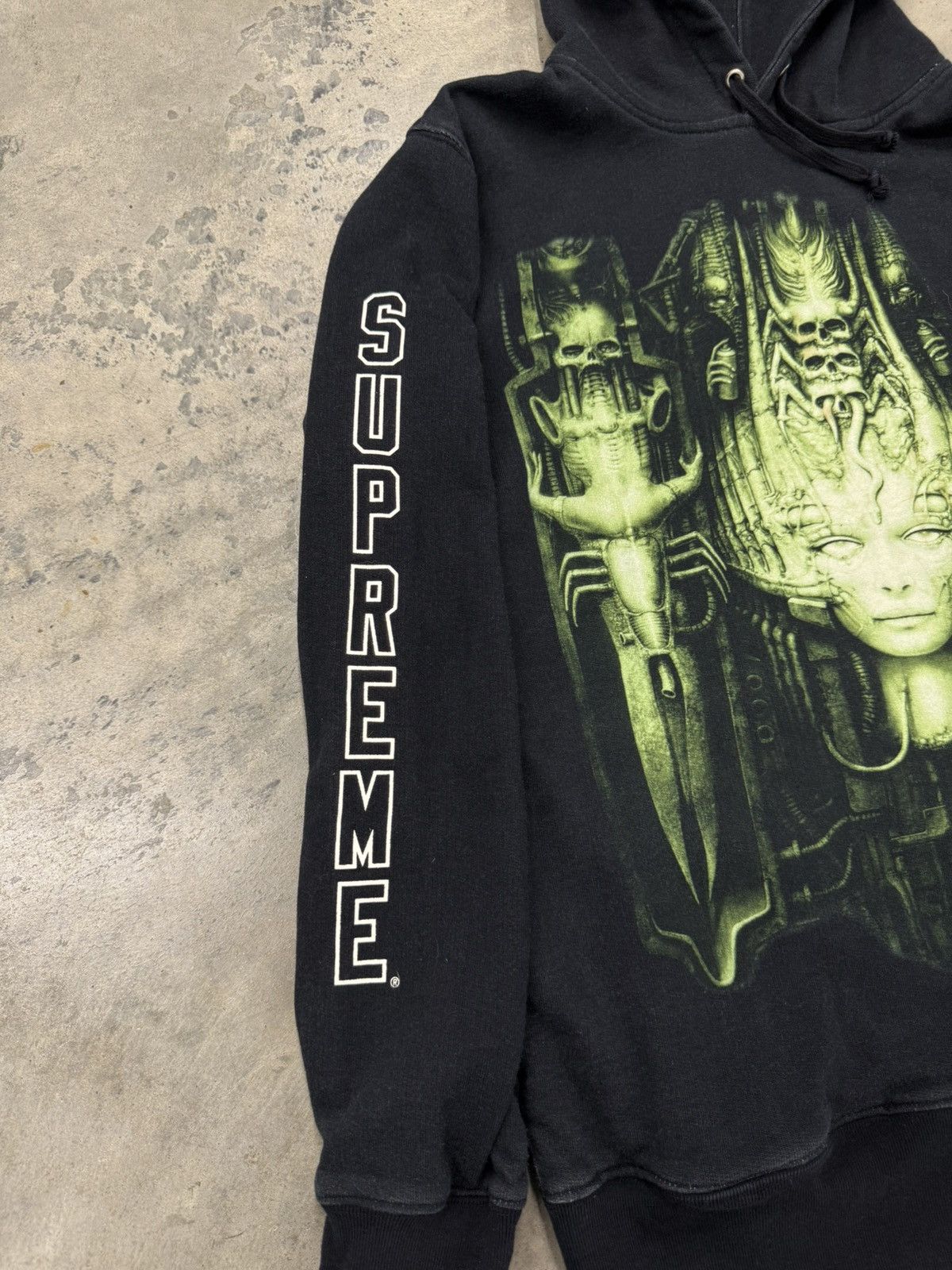 Supreme Supreme F/W14 H.R. Giger Li ll Hoodie Size US M / EU 48-50 / 2 - 3 Thumbnail