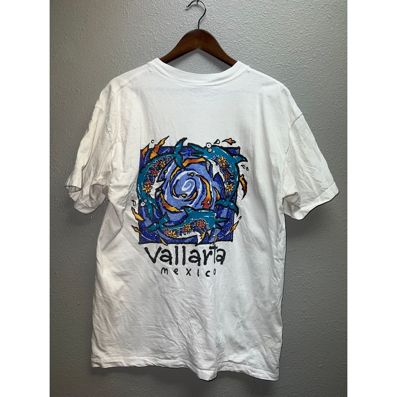 Vintage Vintage Dolphin Shirt Vallarta Mexico White Fish Tee Worn L Size US L / EU 52-54 / 3 - 7 Thumbnail
