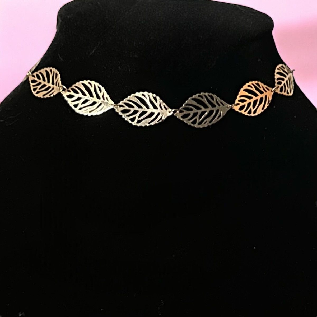 Other Gold tone filigree leaf choker necklace Size ONE SIZE - 1 Thumbnail