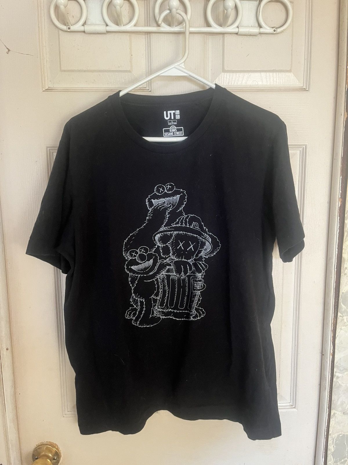 Kaws × Uniqlo Kaws Sesame Street tee Size US L / EU 52-54 / 3 - 1 Thumbnail