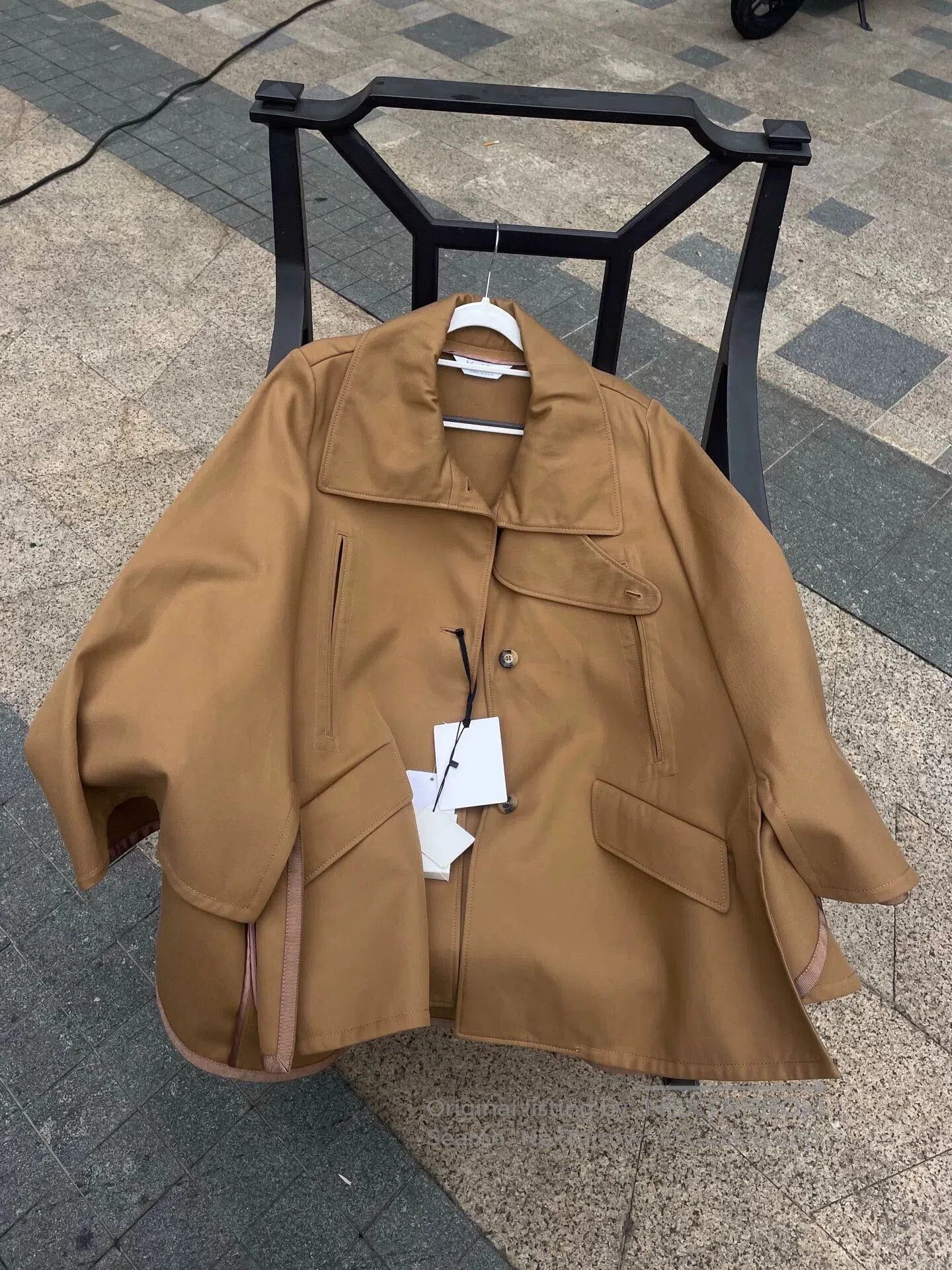 Max Mara Max Mara Cape for Sale. Size XS / US 0-2 / IT 36-38 - 1 Thumbnail