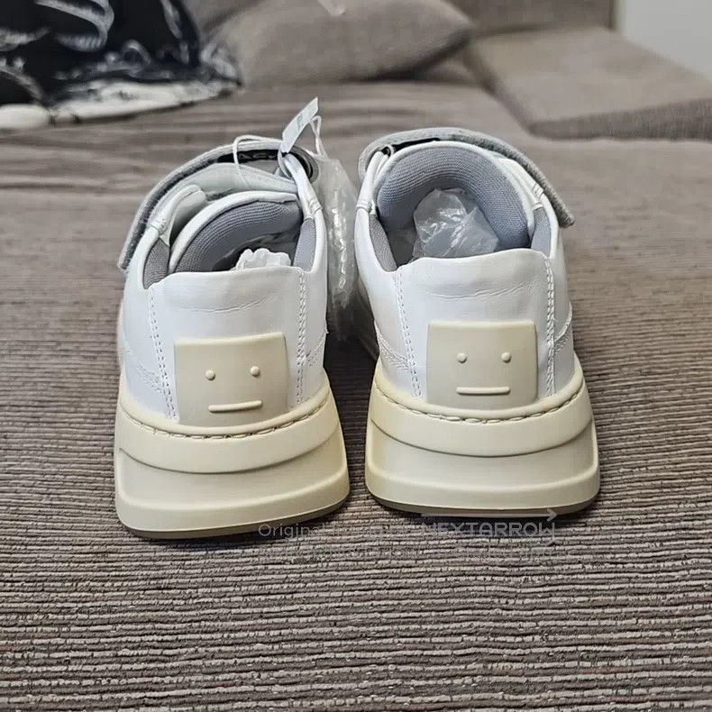 Acne Studios Acne Studios Round-toed Velcro low-top sneakers Size US 4.5 / IT 34.5 - 3 Thumbnail