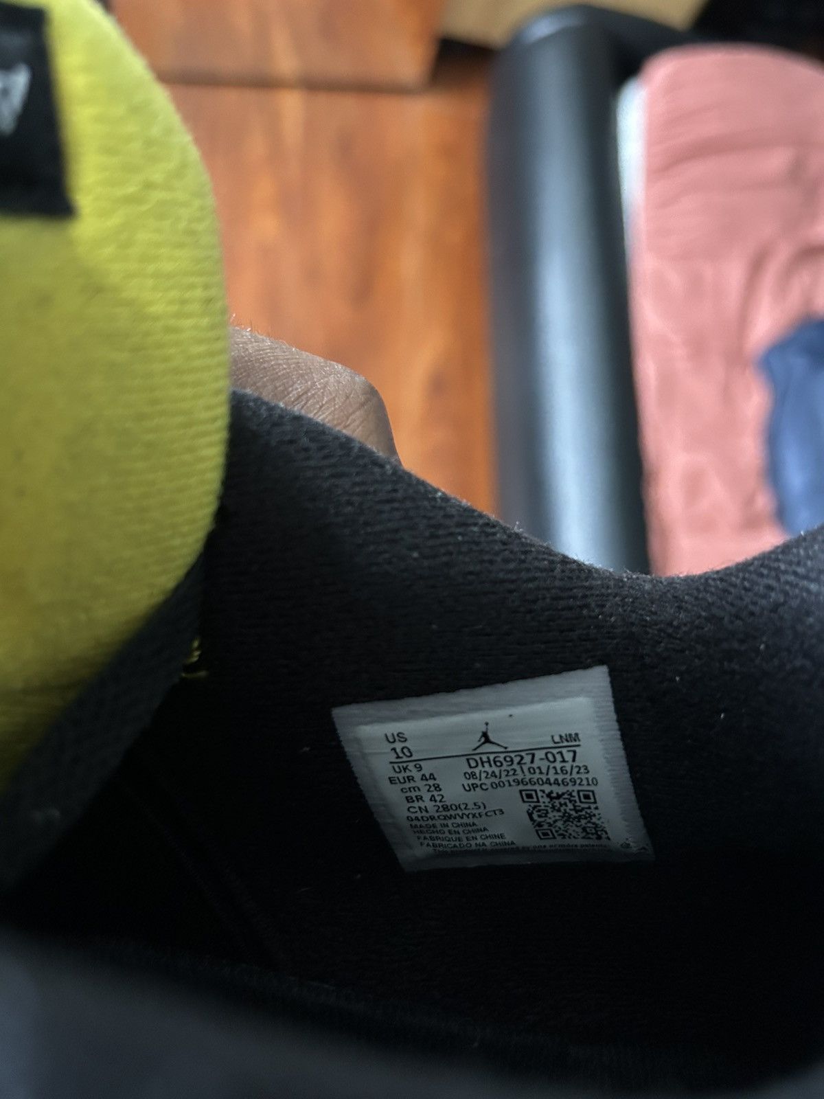 Nike Jordan 4 Retros black and yellow Size US 9 / EU 42 - 4 Thumbnail
