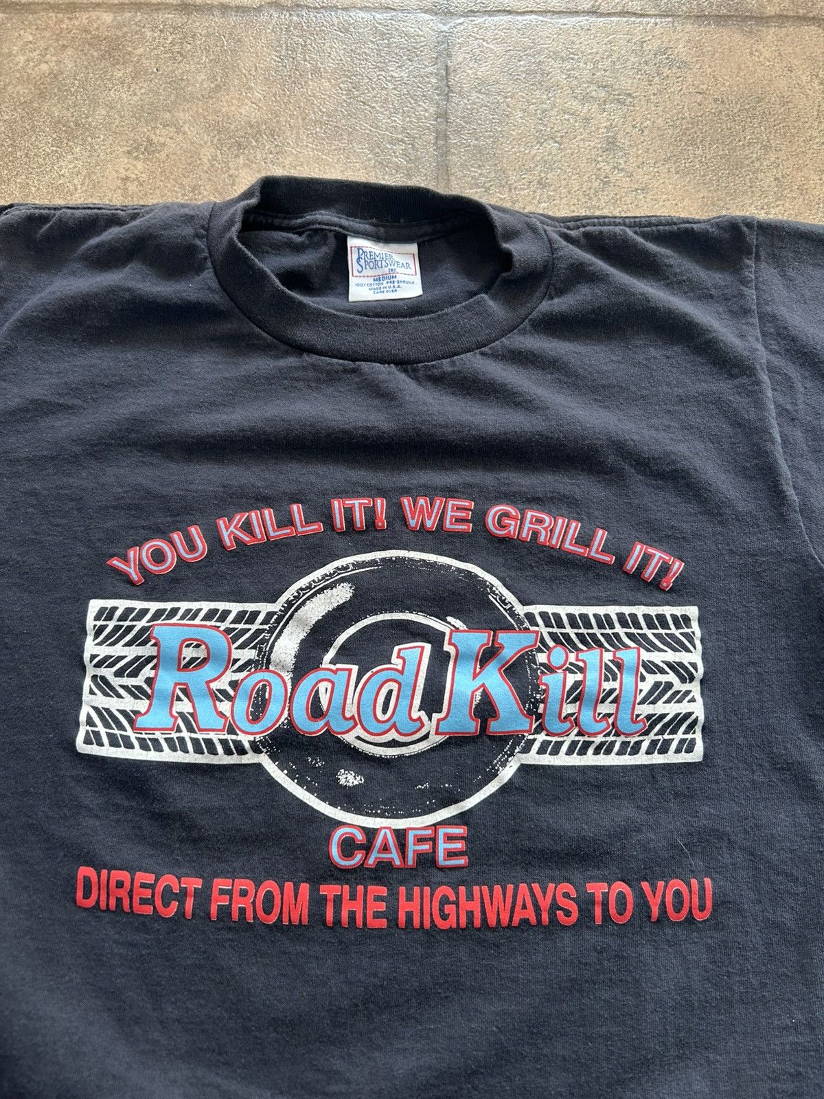 Vintage Vintage 1990s Alaskan Road Kill Cafe parody tshirt Size US M / EU 48-50 / 2 - 1 Thumbnail