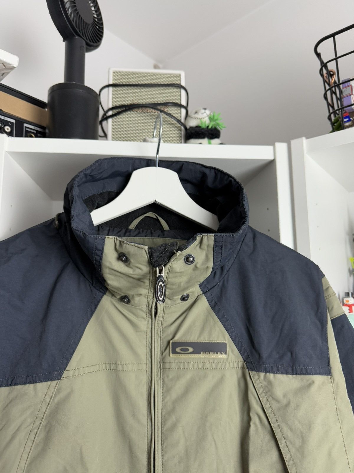 Oakley × Vintage Vintage y2k Oakley technical snowboard ski jacket M gorpcore Size US M / EU 48-50 / 2 - 6 Thumbnail
