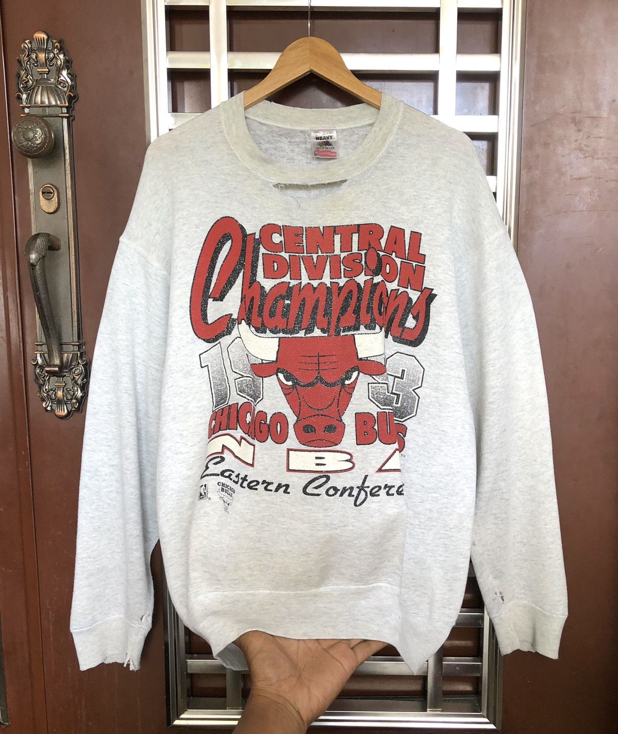 Vintage 👹Vintage 90s THRASHED Chicago Bulls NBA Champion Crewneck Size US L / EU 52-54 / 3 - 1 Thumbnail