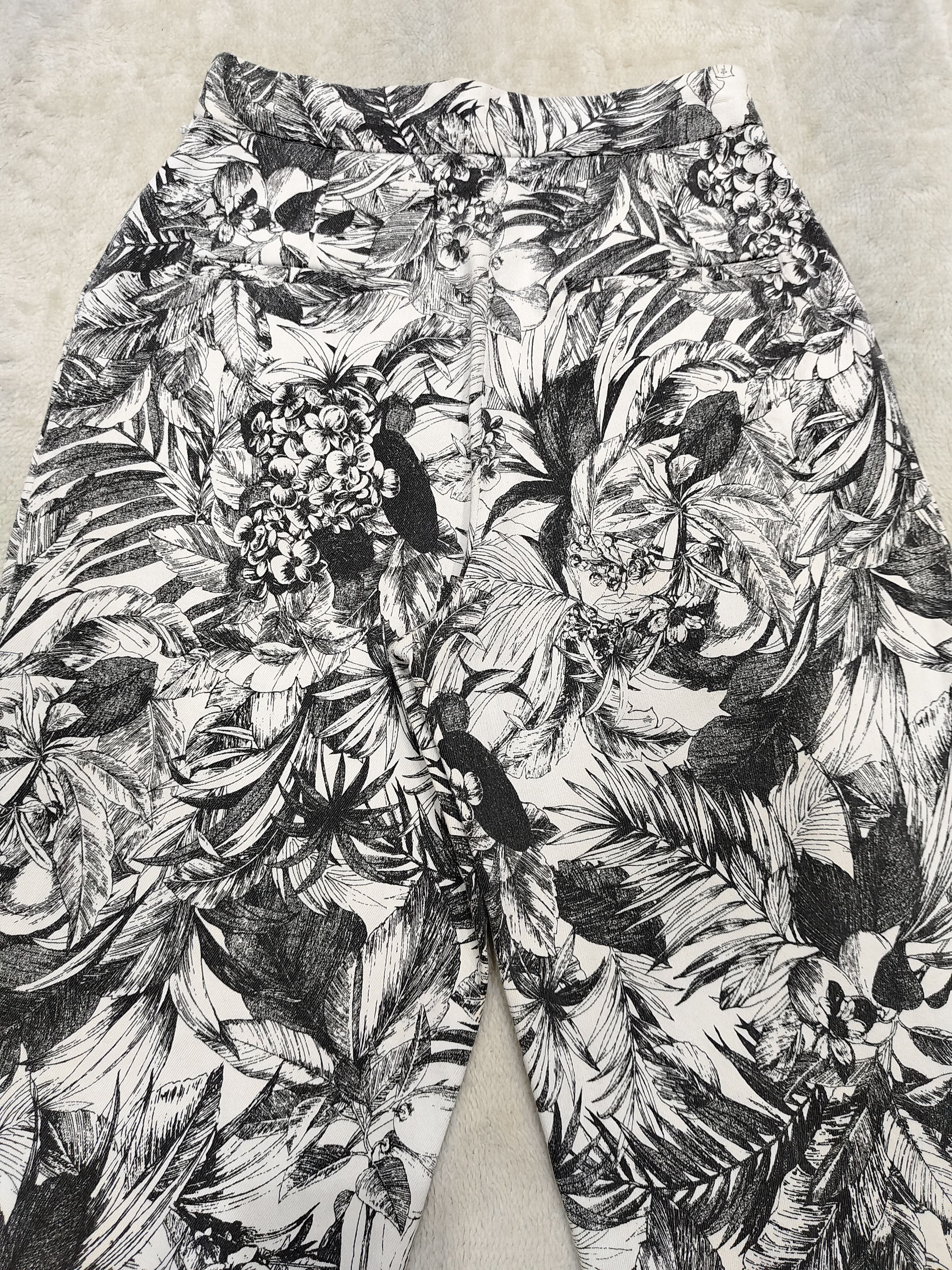 Japanese Brand 🇯🇵 Luca/Lady Luck Luca Florals Art High Waist Capri Size 27" / US 4 / IT 40 - 5 Thumbnail