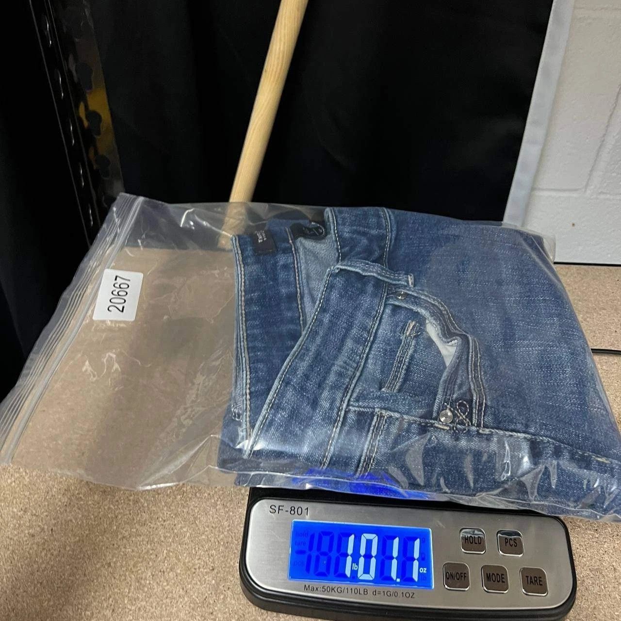 White House Black Market White House Black Market Crop Jeans 8 Denim Cuffed 34x25 Size 34" / US 12 / IT 48 - 9 Thumbnail
