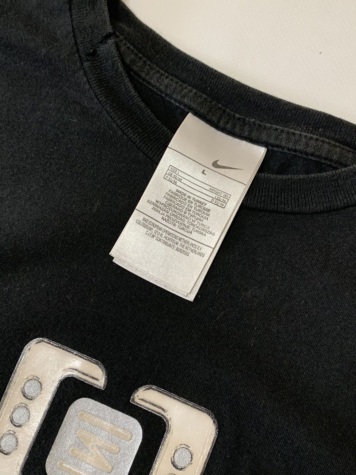 Vintage Vintage Nike ShoxT-Shirt Black Center Logo L Size US L / EU 52-54 / 3 - 7 Thumbnail