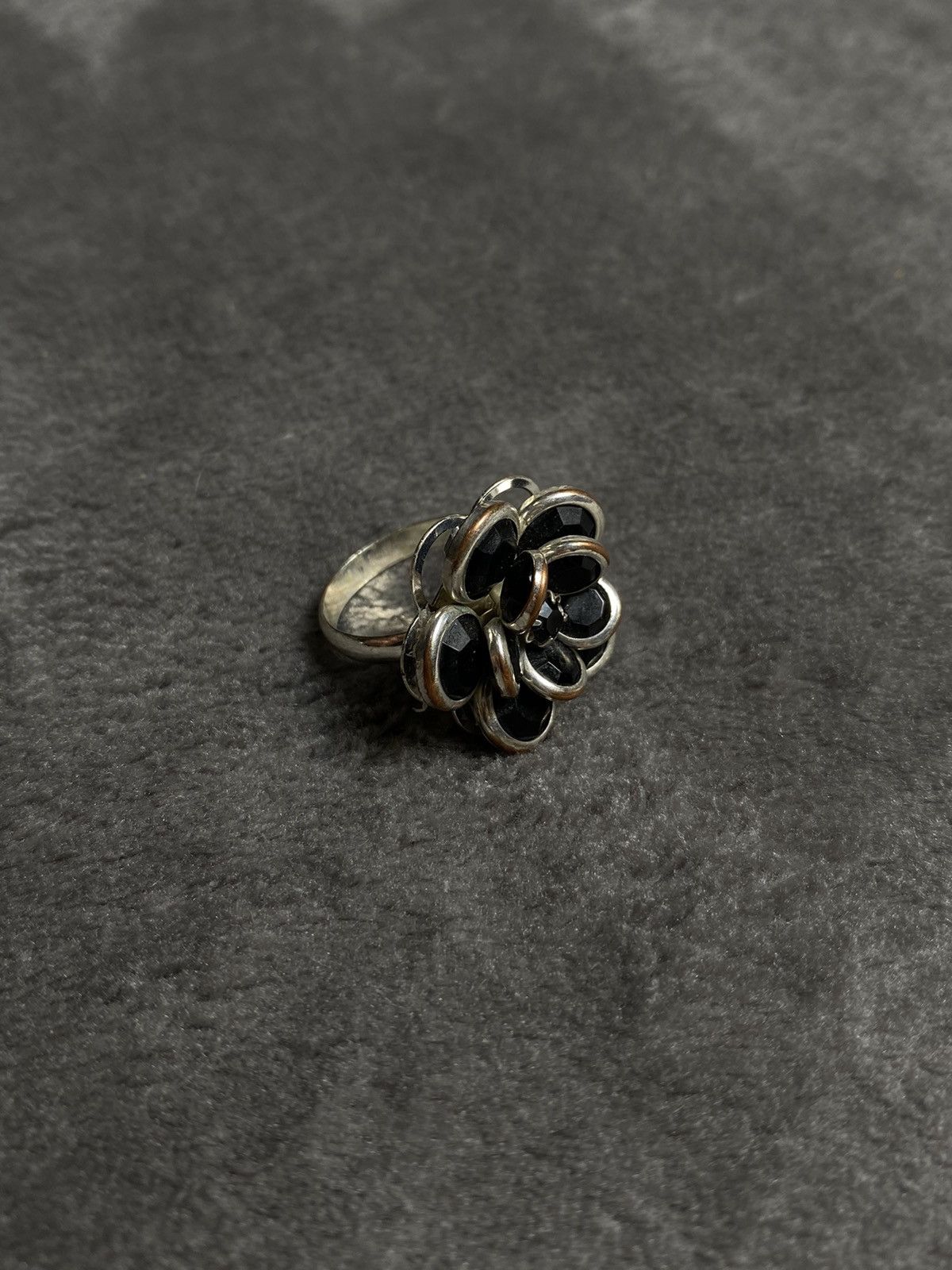 Japanese Brand Vintage Floral Ring with Black Accents Size ONE SIZE - 1 Thumbnail