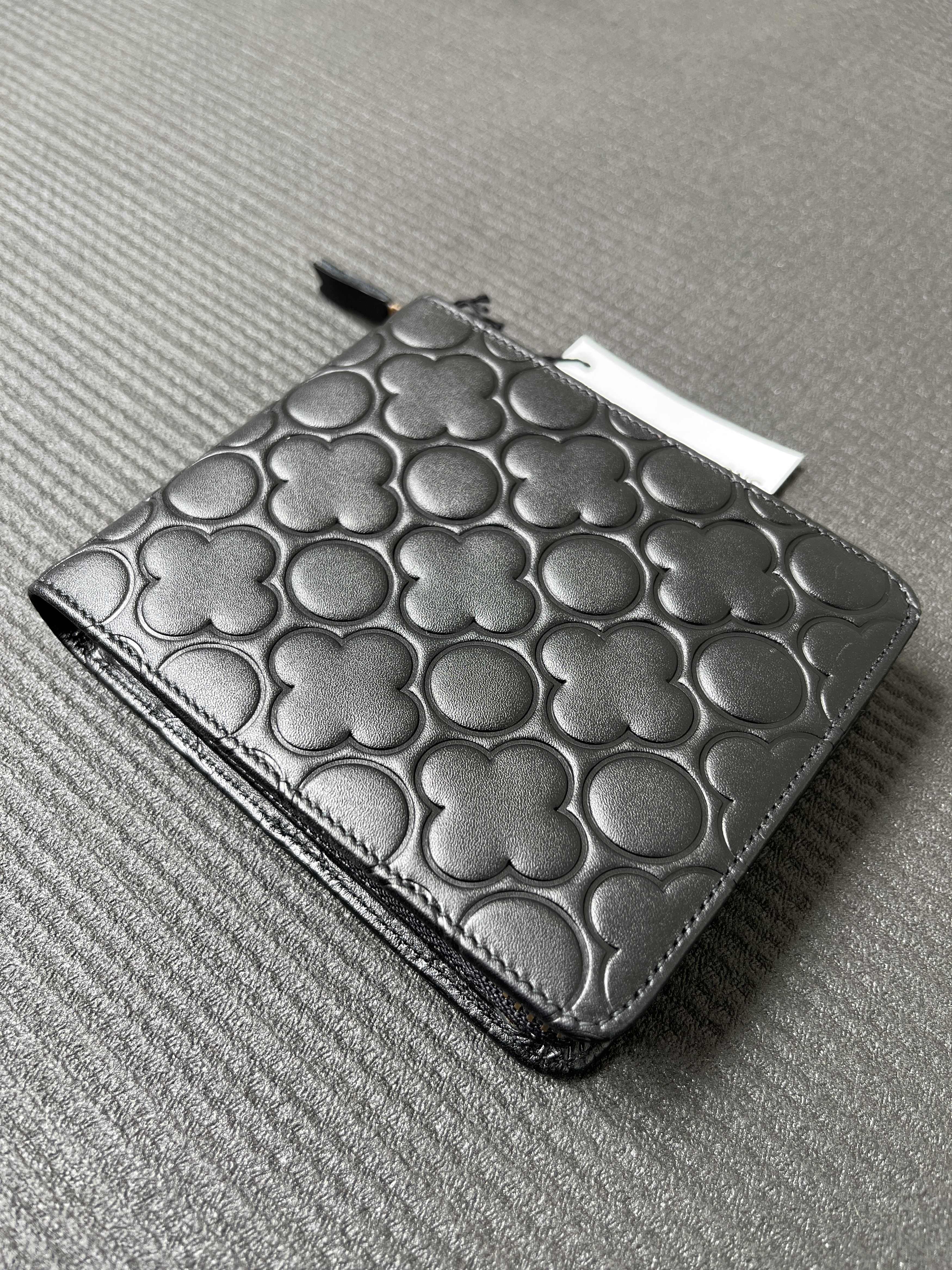Comme des Garcons Comme des Garcons Classic Embossed B Full Zip Around Wallet Size ONE SIZE - 2 Thumbnail