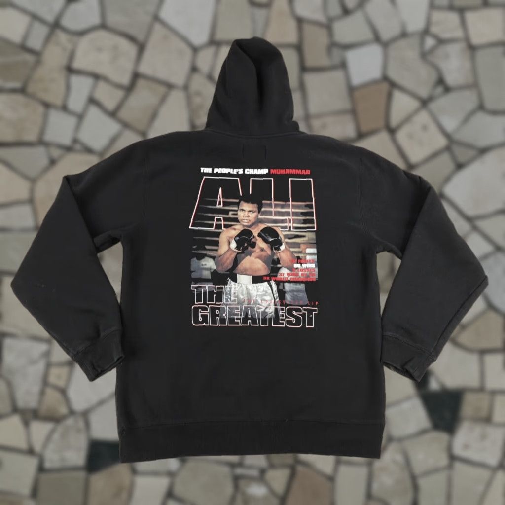 Palace Muhammad Ali Hoodie Mens XL Black Shoe Palace Pullover Sweatshirt Graphic Print Long Sleeve Hooded Pockets Mens Size US XL / EU 56 / 4 - 1 Thumbnail