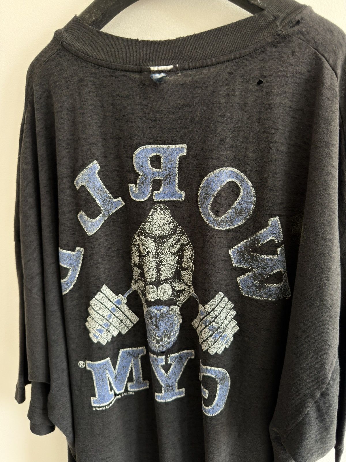 Vintage *RARE* 1990s WORLD GYM BODYBUILDING HARDCORE THRASHED TEE Size US XXL / EU 58 / 5 - 9 Thumbnail