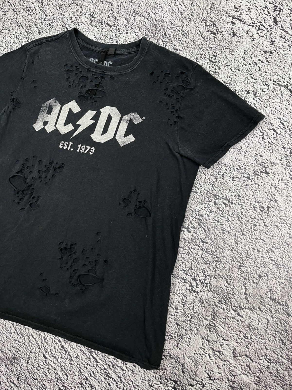 AC/DC Vintage AC/DC Torn T Shirt Big Logo Size M Size US M / EU 48-50 / 2 - 3 Thumbnail