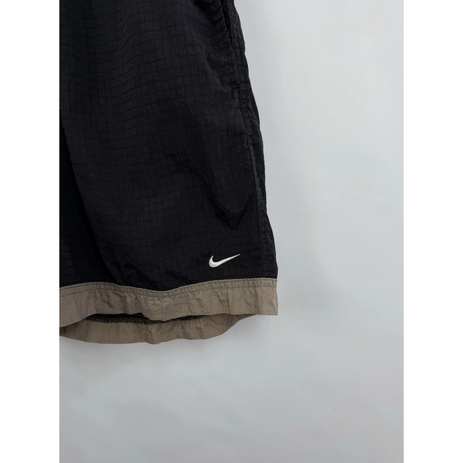 Nike VINTAGE Nike Nylon Shorts Mens 90s Black L Athletic Rare Retro Hype Y2K Size US 33 - 3 Thumbnail