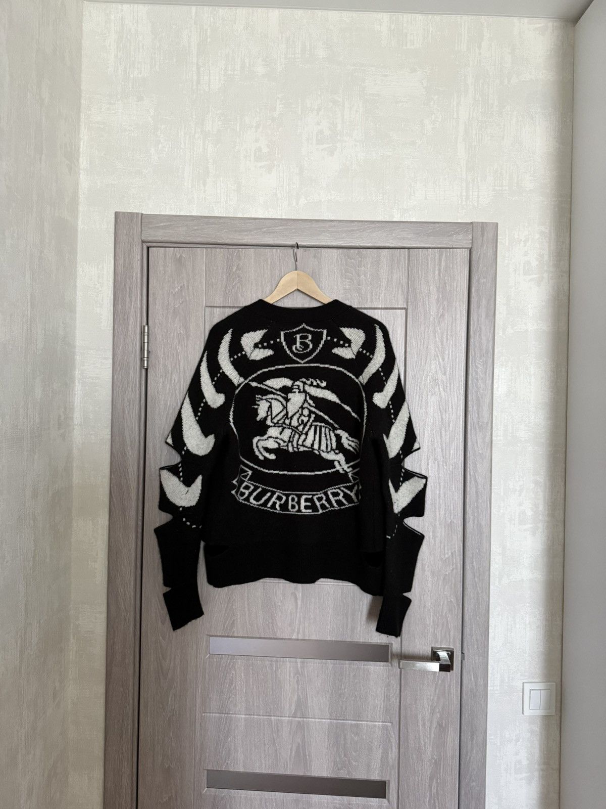 Burberry Burberry Merino Wool Cashmere Logo Intarsia Cut Out Sweater Size S / US 4 / IT 40 - 1 Thumbnail