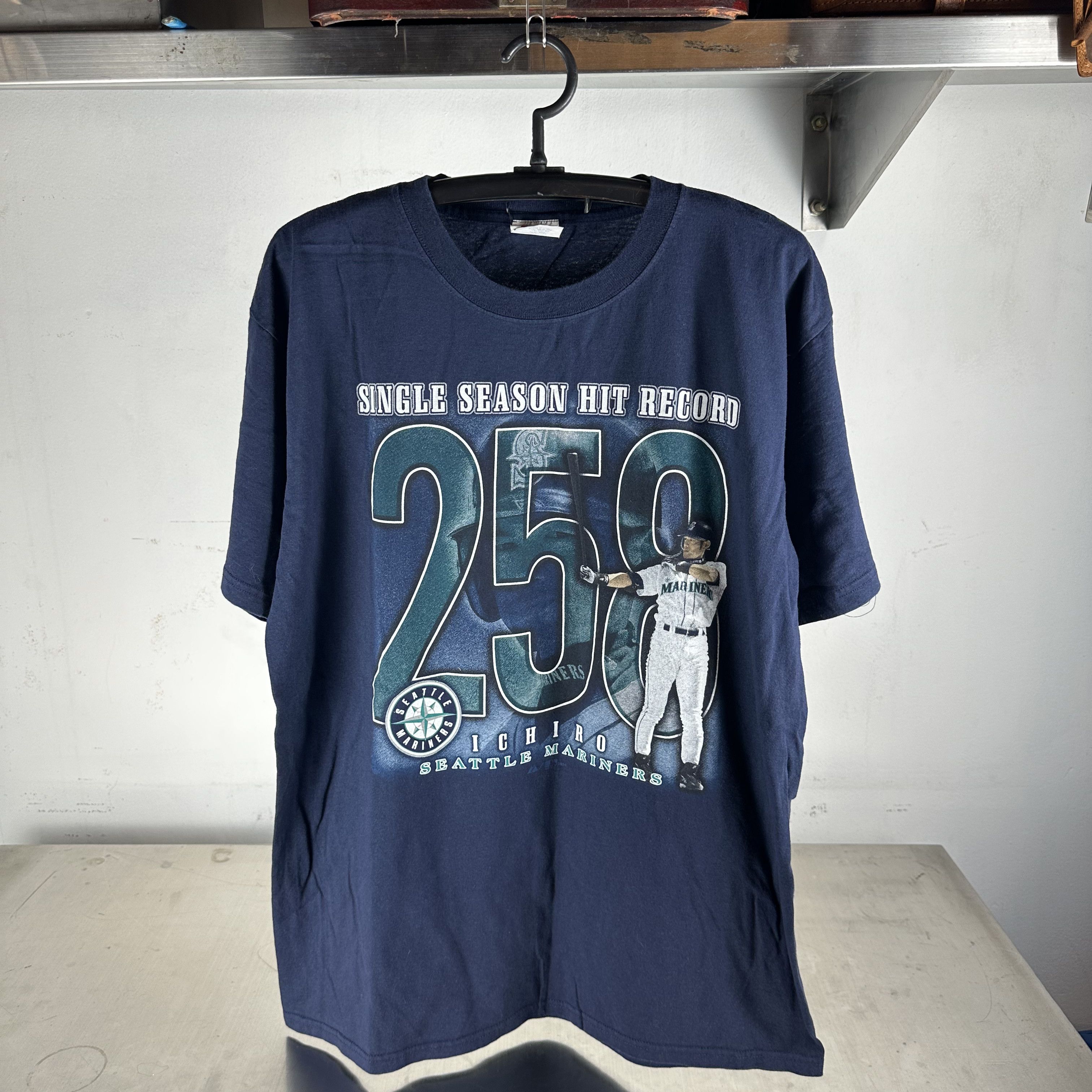 Vintage 2004 Ichiro Suzuki Seattle Mariners MLB SeasonHit Record Tee Size US L / EU 52-54 / 3 - 1 Thumbnail