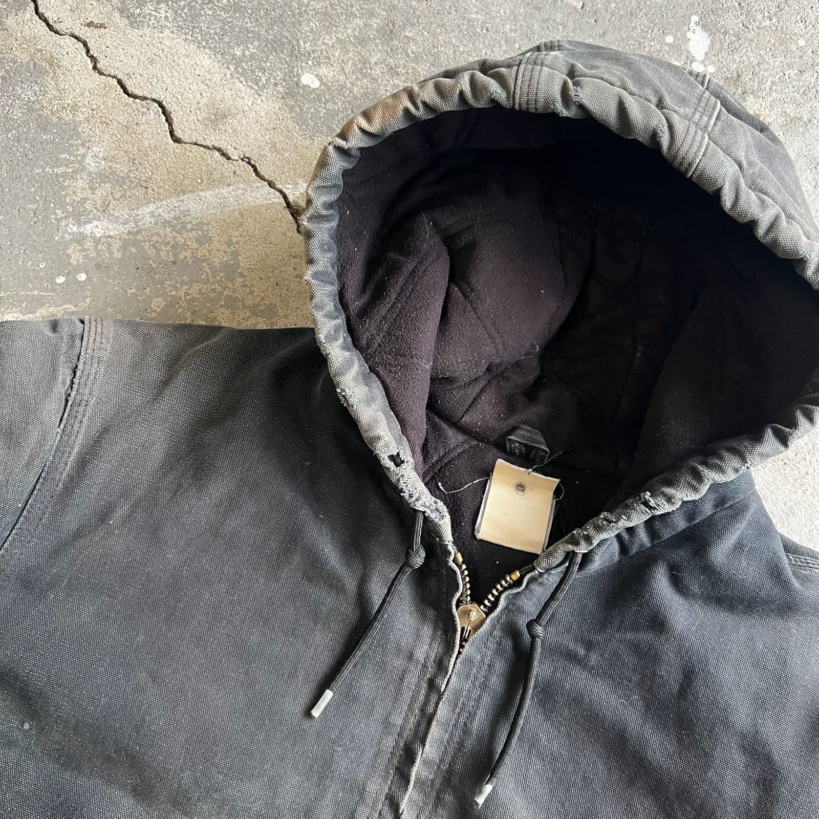 Carhartt × Vintage Carhartt J130 BLK black faded hooded work wear jacket Size US M / EU 48-50 / 2 - 2 Thumbnail