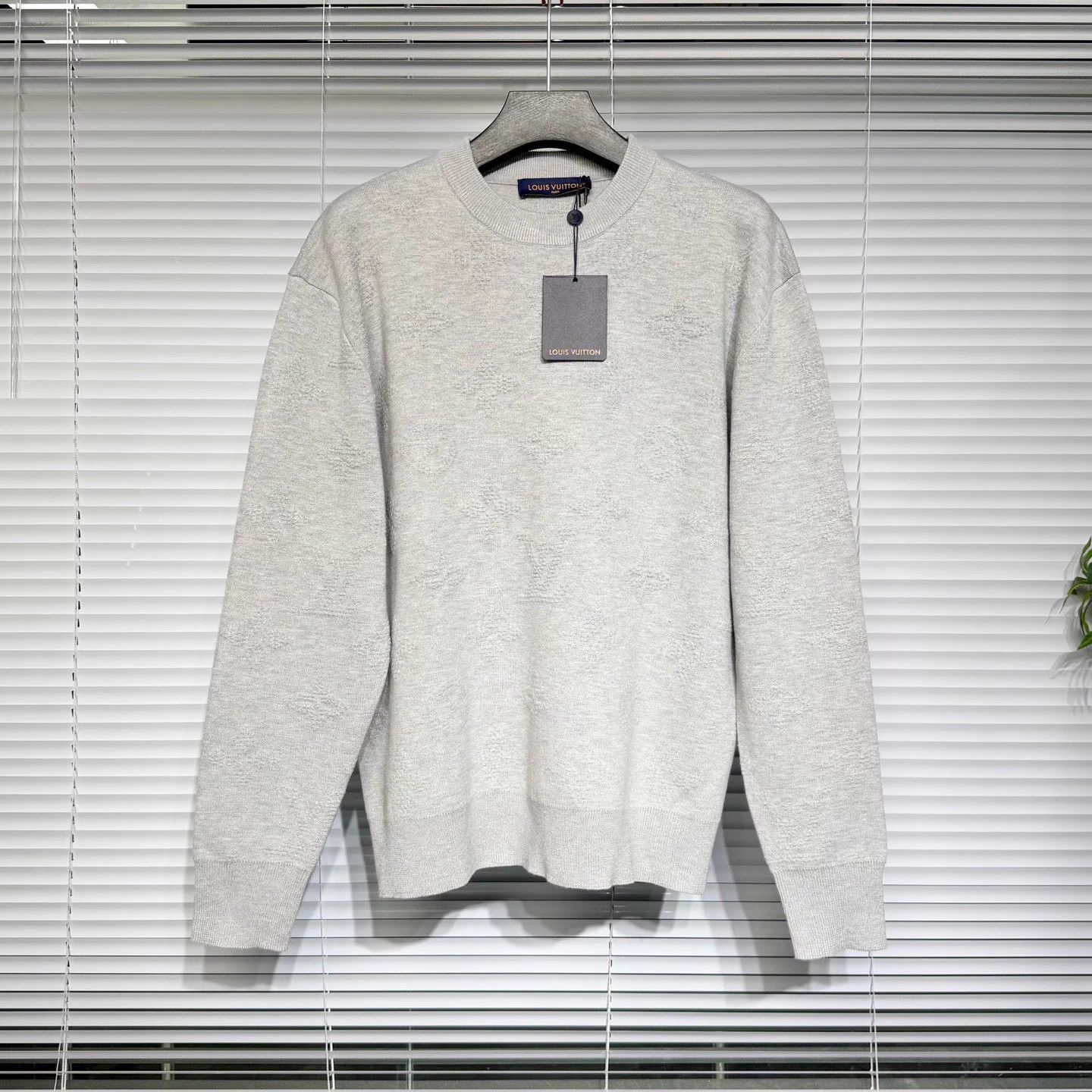 Louis Vuitton LV SS26 Gray 3D Embossed Logo Knit Sweater XL Size US XL / EU 56 / 4 - 1 Thumbnail