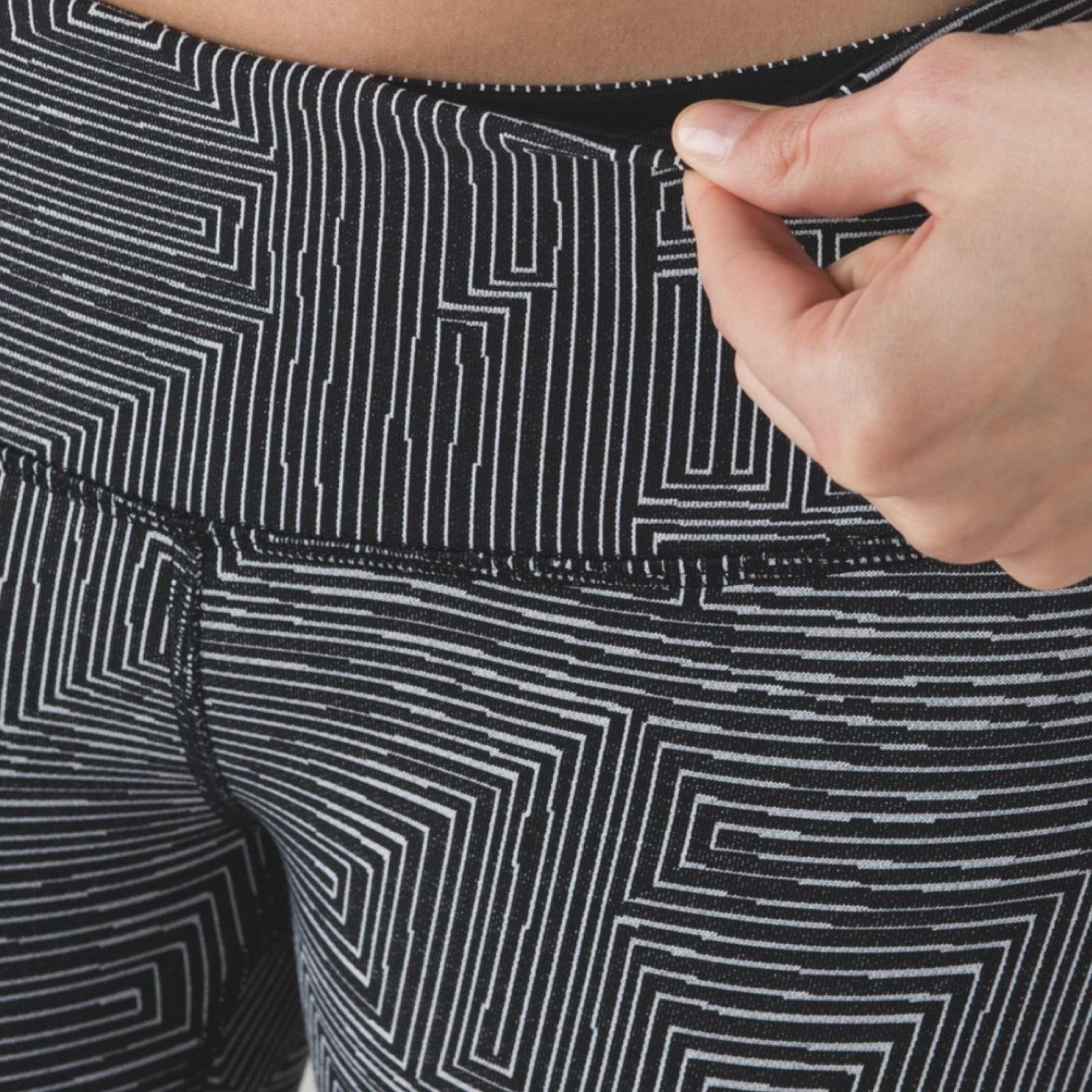 Lululemon Lululemon Wunder Under Crops Maze Jacquard Size 25" / US 0 / IT 36 - 4 Thumbnail