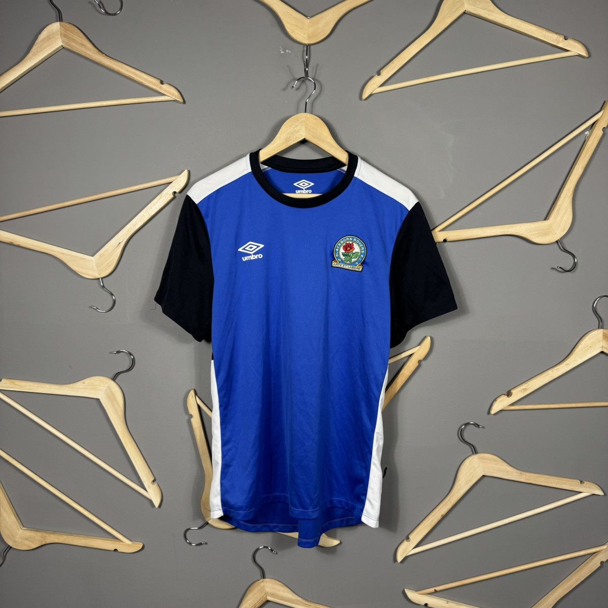 Maillot De Foot Umbro Blackburn Rovers, Taille L, Manches Courtes (neuf, Défaut Mineur Possible)
