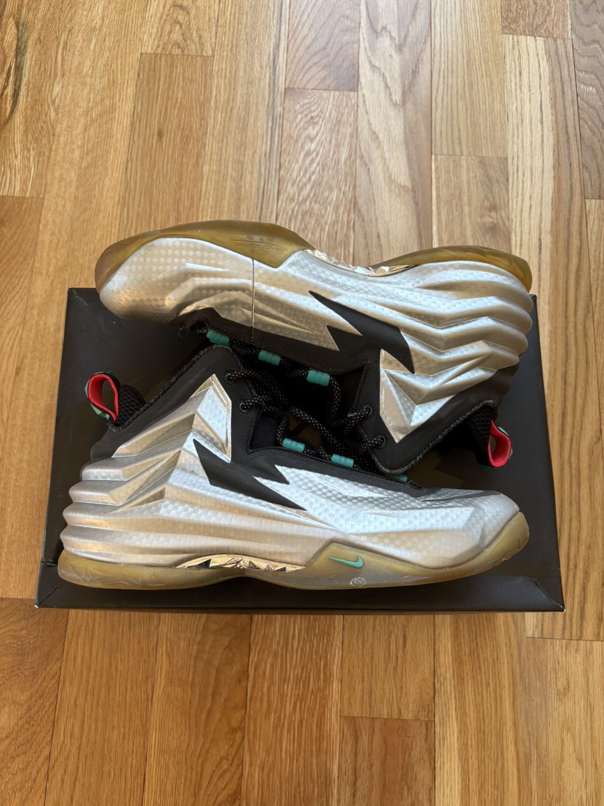Nike Size 9.5 - Nike Chuck Posite Metallic Silver Charles Barkley Size US 9.5 / EU 42-43 - 2 Thumbnail