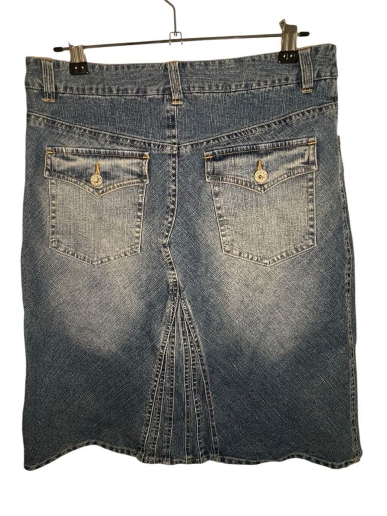 Athleta Athleta Vintage Knee Length Medium Wash Faded Denim Skirt Size 27" / US 4 / IT 40 - 5 Thumbnail