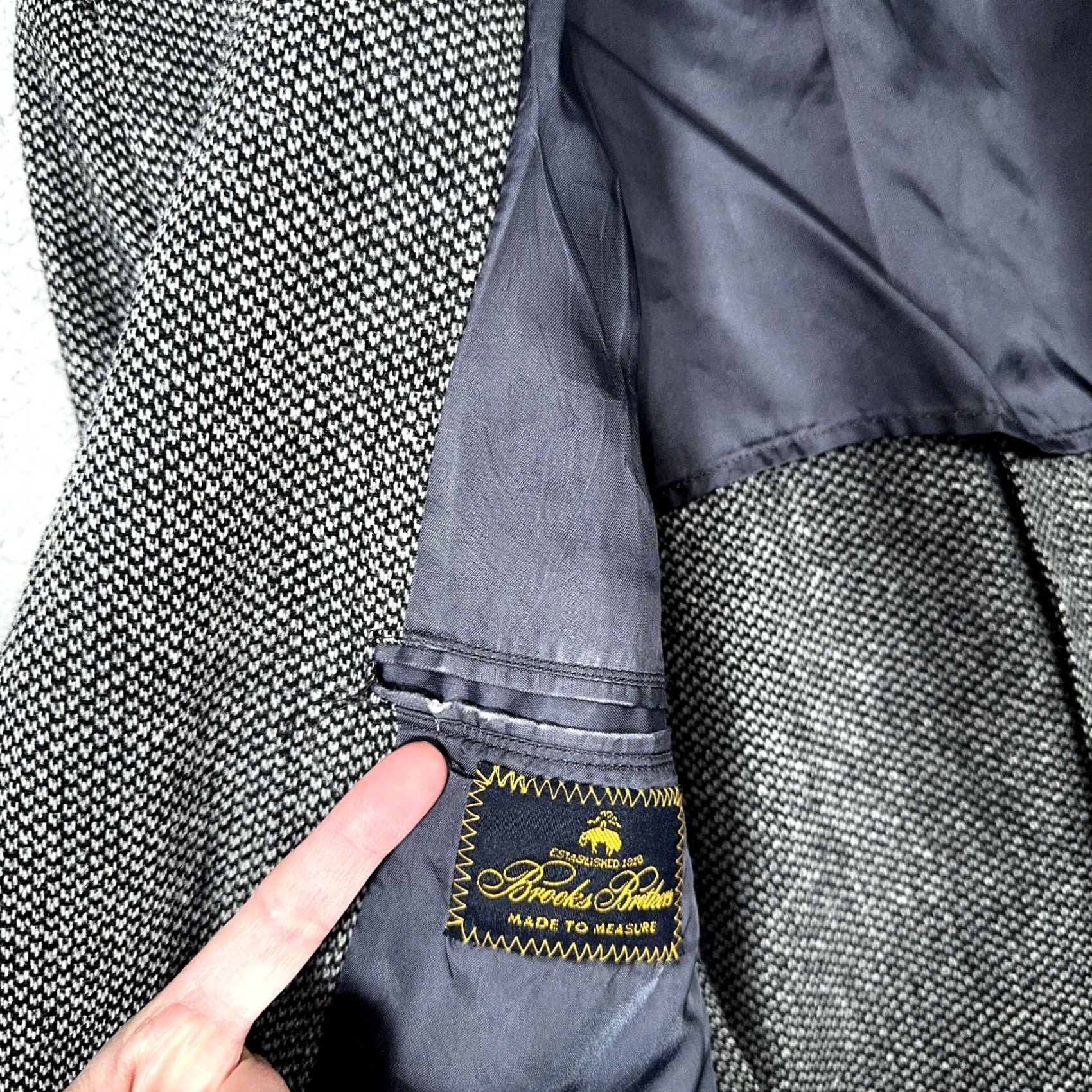 Brooks Brothers VINTAGE Brooks Brothers Blazer Mens 44 Gray Wool Tweed Single-Breasted Two-Button Notch Lapel USA Made USA Mens Jacket Blazer Office Preppy 90s? Size 44R - 7 Thumbnail