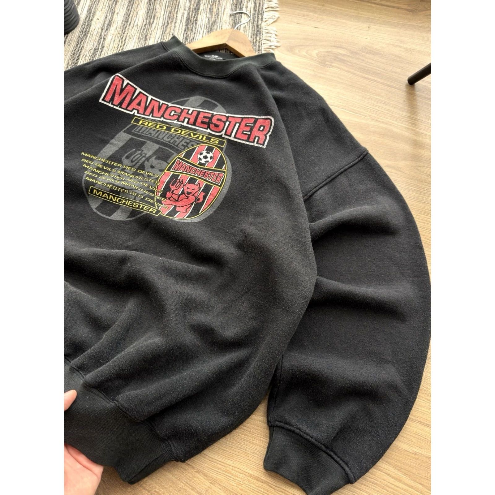 Vintage VINTAGE Manchester United Red Devils Sweatshirt XL Black 90s Big Logo Football Club Pullover Mens Size US XL / EU 56 / 4 - 5 Thumbnail