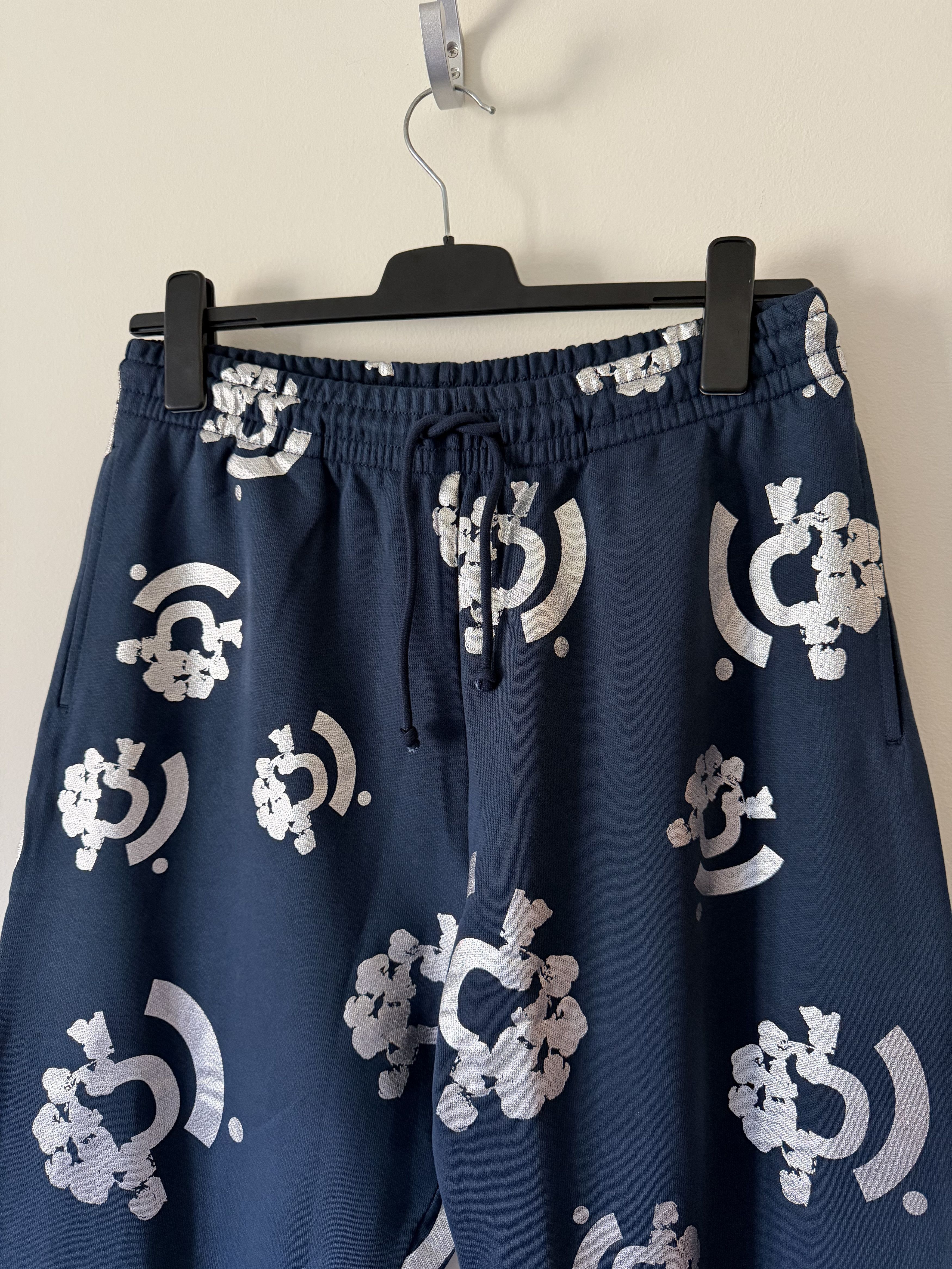 (B).Stroy × DENIM TEARS B.Stroy Denim Tears Silver Print Sweatpants in Blue Size US 34 / EU 50 - 2 Thumbnail