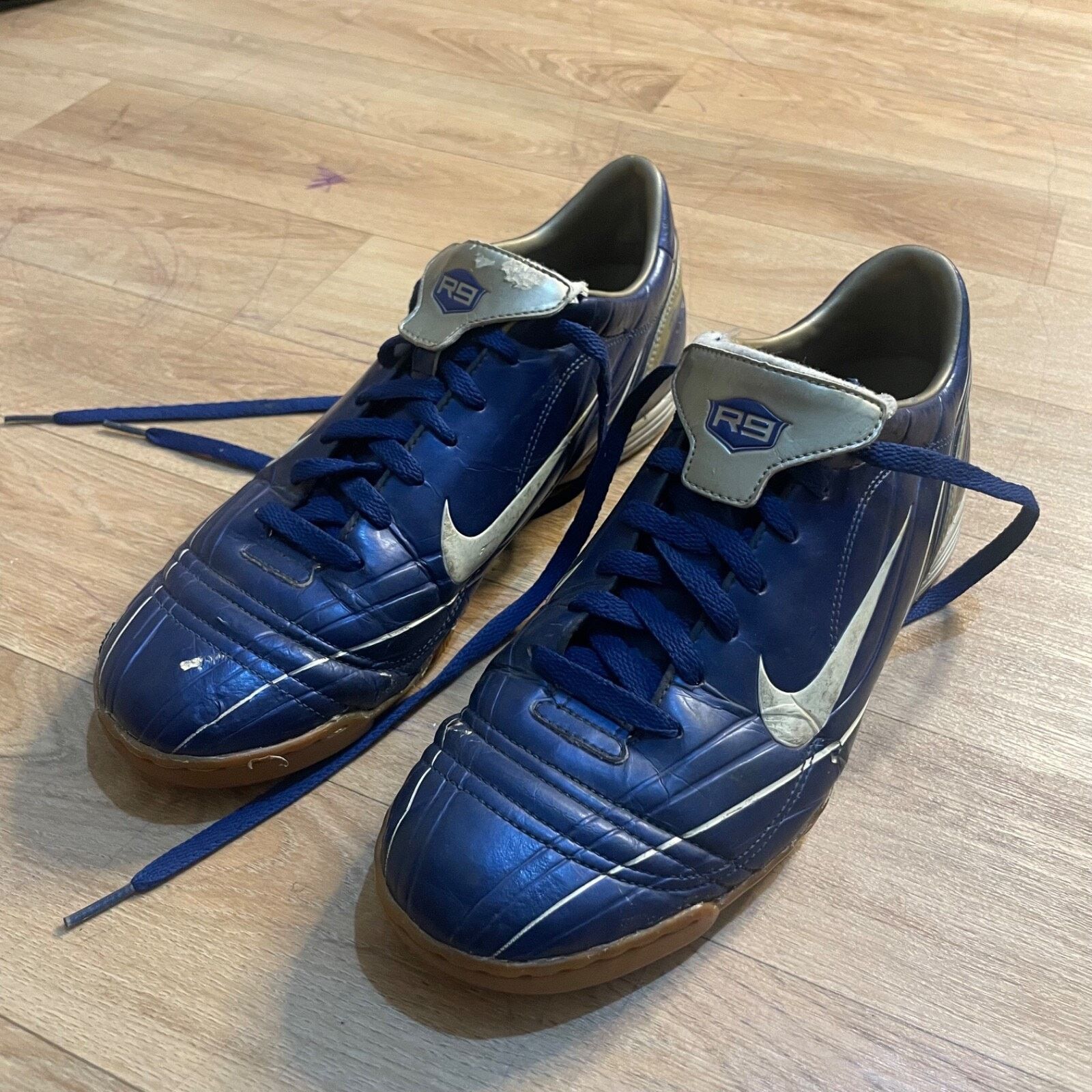 Nike VINTAGE Nike RONALDO indoor Shoes R9 Rare Football 2005 Size US 10 / EU 43 - 2 Thumbnail