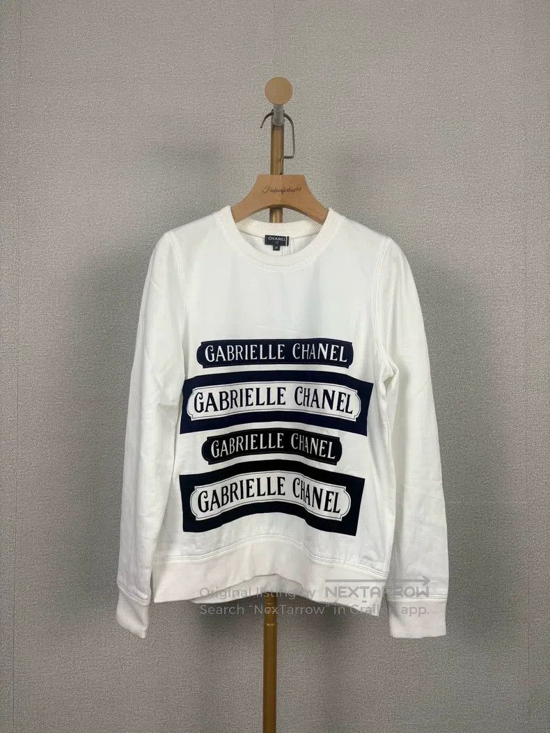 Chanel Chanel Long sleeves with plush letter logo Size XS / US 0-2 / IT 36-38 - 1 Thumbnail