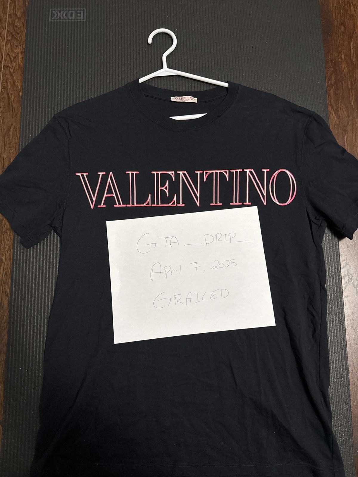 お買い得！！★ Valentino ★ ネオンユニバース Tシャツ VALENTINO ネオンユニバース Tシャツ (VALENTINO/Tシャツ