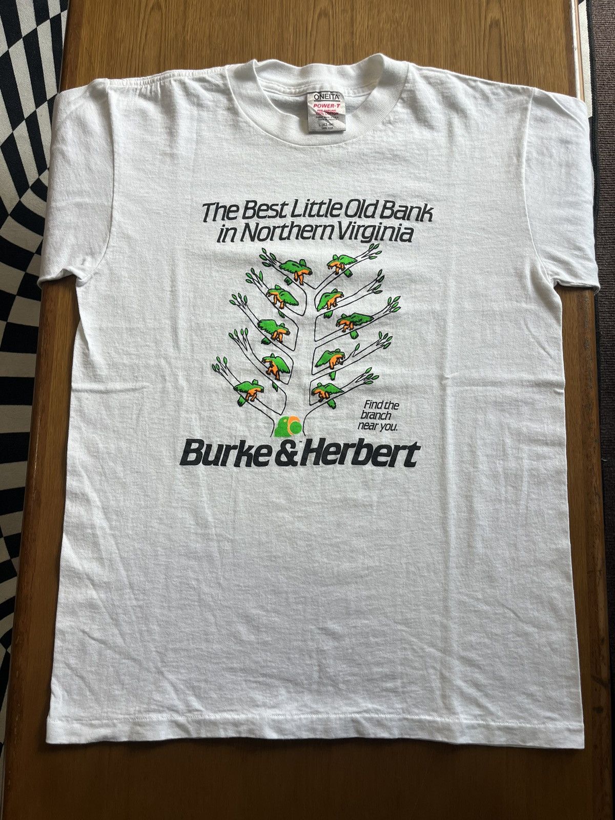 Arts & Science Vintage Burke&Herbert The Best Little Old Bank 90’s Tshirt Size US L / EU 52-54 / 3 - 3 Thumbnail