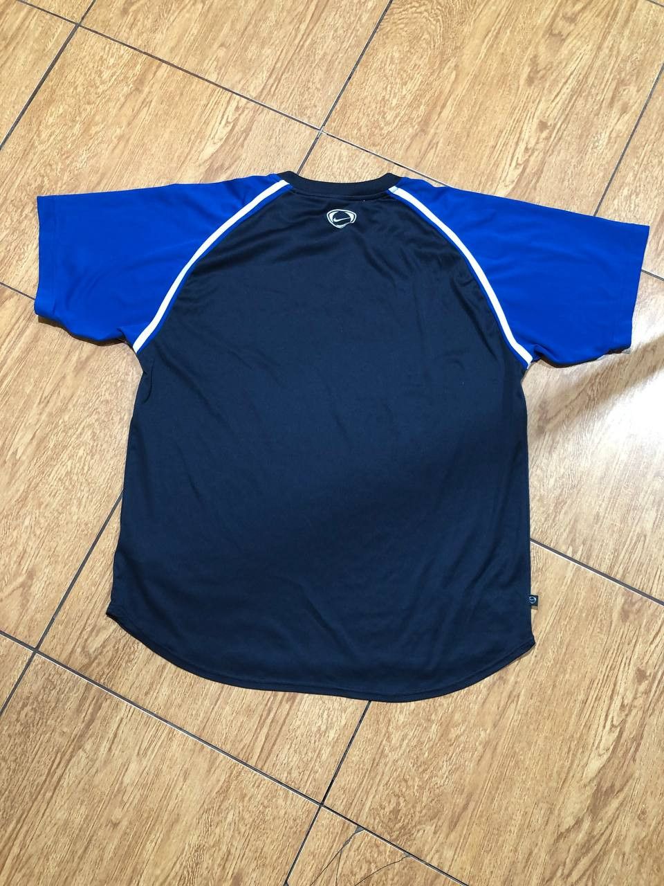 Nike Vintage blue T-Shirt Nike big logo center crazy Y2K size L Size US L / EU 52-54 / 3 - 14 Thumbnail